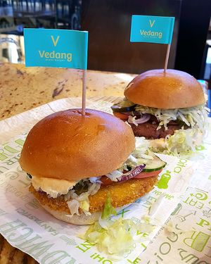 Chicken Burger and Beyond Burger at Vedang - green burger | Bikini in Berlin