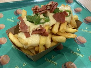 Cheese fries with vegan bacon for an extra euro  at Vedang - green burger | Bikini in Berlin