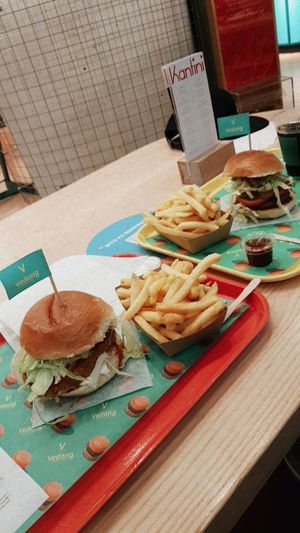 Vegan Chicken Burger, Vegan Chilli Cheese Burger at Vedang - green burger | Bikini in Berlin