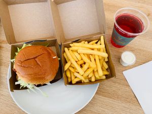 beyond burger, fries, rasperry soda at Vedang - green burger | Bikini in Berlin