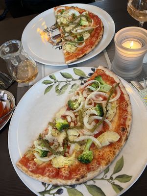 Pizza mit Artischocken, Brokkoli, Spargel und Zwiebeln  at Pizzeria Il Faro in Borkum