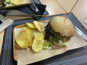 Hamburguesa de tofu con verduras, lechuga, tomate  at La Bellota y el Centeno in Alcoi