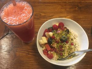 Bircher Müsli und „Toxic“ Smoothie aus Apfel und Himbeeren  at Fendricks in Berlin