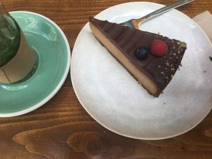 Veganer und glutenfreier Peanut Chocolate Cheesecake at Fendricks in Berlin