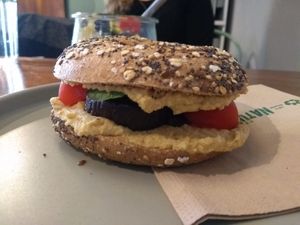 Bagel mit selbstgemachtem Hummus und gegrillter Aubergine  at Fendricks in Berlin