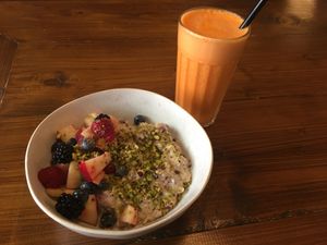 Bircher Müsli + Saft mit Karotte  at Fendricks in Berlin