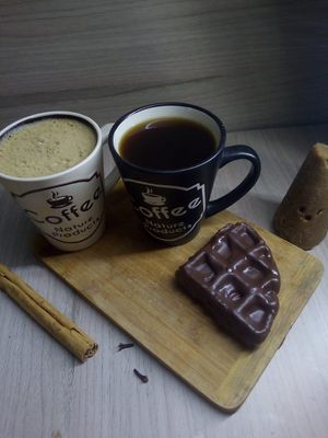 Penut butter coffee, café de olla y waffle king bañado en chocolate at Sol de Maple in Cozumel