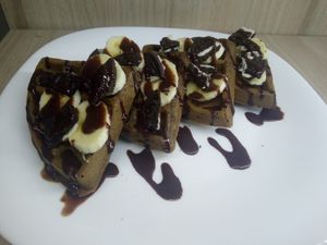 Waffle de chocolate con plátano chocolate syrup y bababa at Sol de Maple in Cozumel