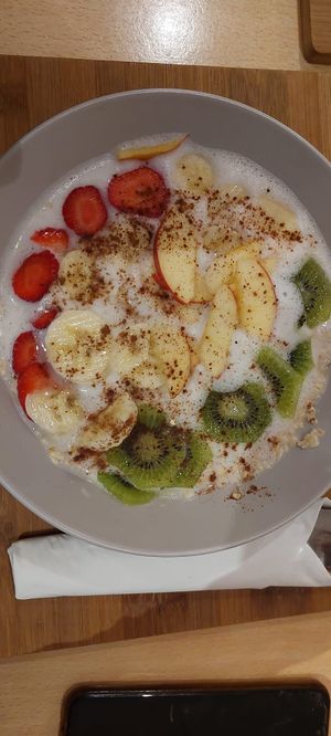 Porridge with oat milk and fruit at Yemaya in Vigo