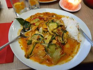 Super delicieux curry rouge vegane at Bua & Gwen in Oostende