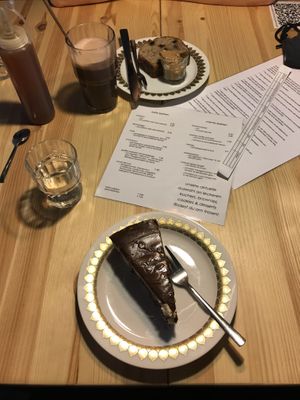 Donauwelle + Banana Bread mit Erdnussbutter at smula in Berlin