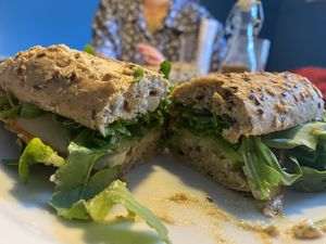 Sandwich mit Räuchertofu und satésauce  at smula in Berlin