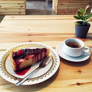 cheesecake mit fruchttopping at smula in Berlin