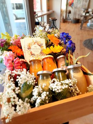A nice gift: a box with a selection of freshly pressed juices and smoothies.
 at Die Gartenkuche in Bad Aibling