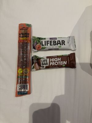 Kabanos Sausage (€ 1,35), Lifebar Fig (€ 1,99), Lifebar High Protein Chocolate (€ 1,99)  at Vegansko.si in Ljubljana