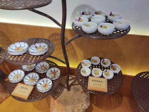 variety of vegan dishes at WūXiāng Sòng 無相颂 in Dali