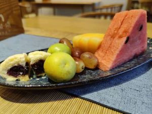 variety of vegan dishes at WūXiāng Sòng 無相颂 in Dali