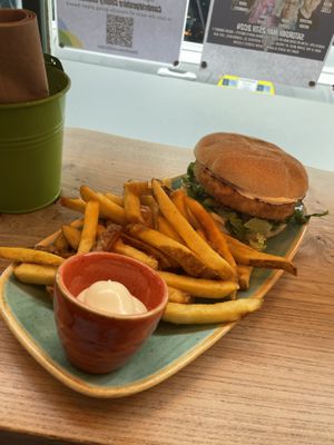 Chik‘n Burger (10.50£) with Fries (+1.25£)  at Thrive in Cambridge