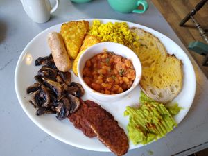 Vegan breakfast with scrambled tofu and tempeh bacon at Thrive in Cambridge