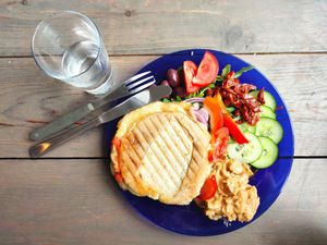 Grilled sandwich with vegan cheese, tomatoes and Oumph at Café Maffen in Faaroesund