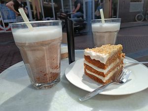 Vegan warme chocomelk en vegan worteltaart at Vegan Pip's in Leeuwarden