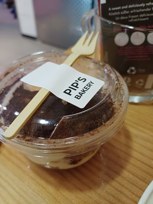 Heerlijk, alles vegan. Ziet er allemaal super uit een niet droog zo als vaak het geval is als het glutenvrij is. at Vegan Pip's in Leeuwarden