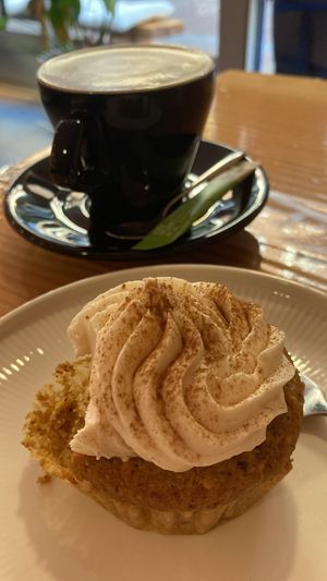 Gevuld met appel, zo lekker.   at Vegan Pip's in Leeuwarden