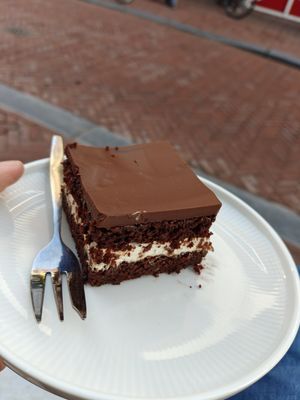 Heerlijke brownie cheesecake buiten op een zonnige winterdag at Vegan Pip's in Leeuwarden