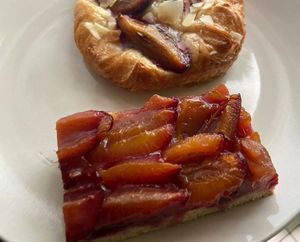 Vegan plum baked goods   at LPG Biomarkt - Hauptstr in Berlin