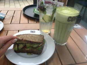Avocado Stulle, Minz-Holunder-Tee und großer Matcha Latte mit Sojamilch  at Coffee Fellows - Schloßstraße in Berlin