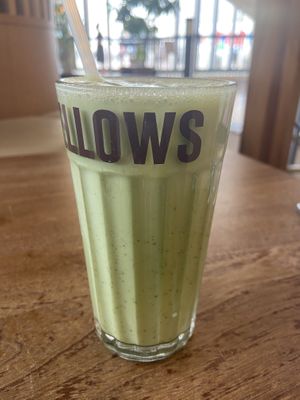 Watery matcha tea latte with oat milk - 2 stars  at Coffee Fellows - Schloßstraße in Berlin