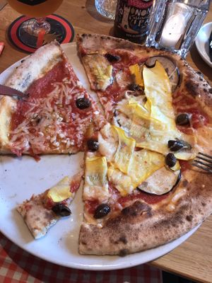 Left part is the garlic one right part veggies both vegan ofc  at Satriale's in Utrecht