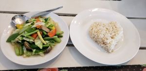 炒什菜少油味道清新，米飯是糙米 at Dok Bua Vegetarian - Lotus Vegetarian in Phuket