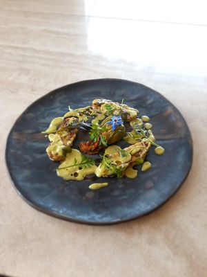 Tempeh fatto in casa con soia biologica italiana e lenticchie di Onano IGP, salsa di asparagi e fiore ripieno di crema di noci e menta at Sottobosco in Grosseto