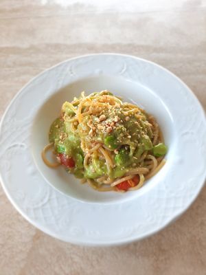 Spaghetti di antico pastificio Verrigni affumicati con crema di fave e fave fresche arrostite, pomodorini di Sfera confit e nocciole at Sottobosco in Grosseto