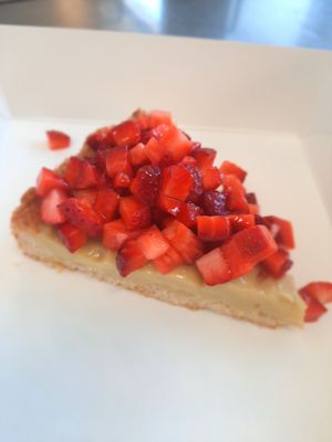 Crostata con crema al limonecon fragole fresche at Sottobosco in Grosseto