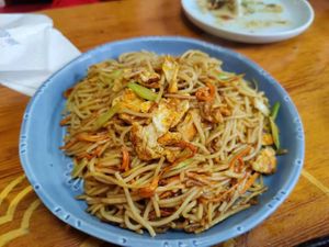 Fried noodles with egg and vegetables at V Sherry 云雪丽 - Yún Xuě Lì in Lijiang