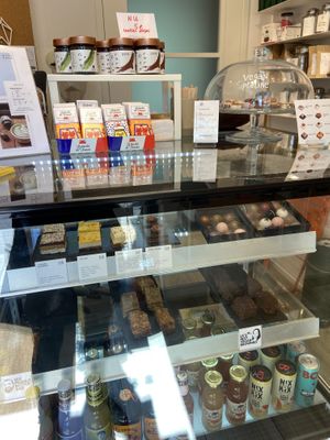 Some vegan options shown (bonbons, peanutbutter bar, brownie and Sue bites)  at The Chocolate Shop in The Hague