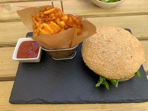 Cheeseburger mit Pommes und BBQ Sauce at Erbse in Luebeck