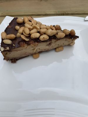 „Snickers“-Käsekuchen at Erbse in Luebeck