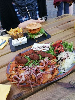 Griechischer Grillteller und Cicken Burger at Erbse in Luebeck