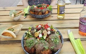 Knödel-Trio mit Salat und Knoblauchbrot at Erbse in Luebeck