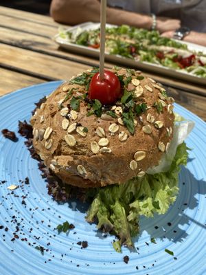 Avocado burger (war etwas trocken)   at Erbse in Luebeck