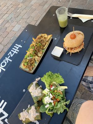 Smokey Jack, Kebab Fries, Spinatcrêpes (Tagesgericht) at Erbse in Luebeck