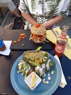 Tagesgericht und Burger mit Pulled Jackfruit at Erbse in Luebeck