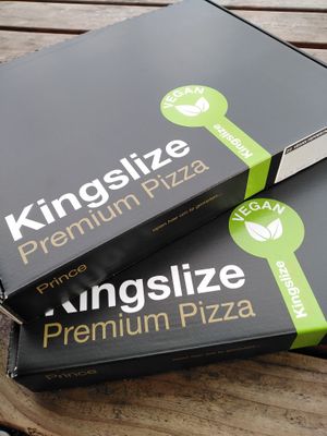 L'autocollant Vegan, pour bien différencier celles qui le sont et celles qui ne le sont pas   at Kingslize Pizza Gent in Ghent