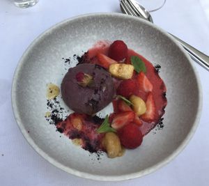 Mouse with baked banana and fresh fruit at Le Courage in Maastricht