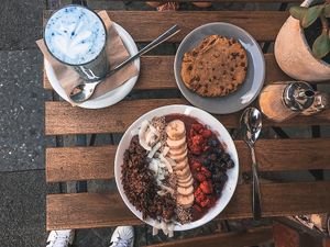 Blue matcha und eine leckere Acai Bowl at Kala Cafe in Berlin