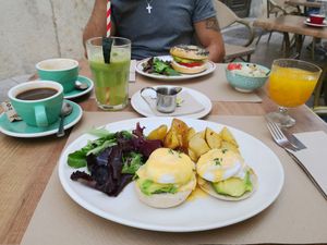 Avocado-Bagel und Eier Benedikt, frisch gepresster Orangensaft, All Day Green Saft at Brunch Corner in Valencia