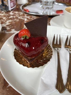 Veganes Beerentörtchen mit Schokocreme   at Café Central in Vienna